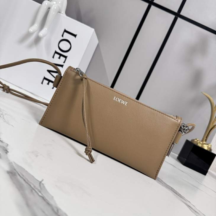 Picture of Loewe Handbags _SKUfw239913965fw